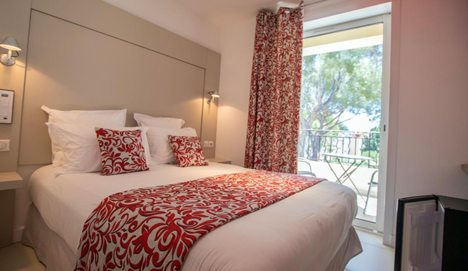 Hotel De La Plage - Hdlp Bormes-les-Mimosas Exteriör bild